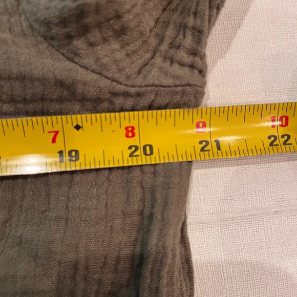 LA relaxed Organic cotton gauzy Olive Button-Up Vneck Shirt. GUC! - Picture 6 of 7